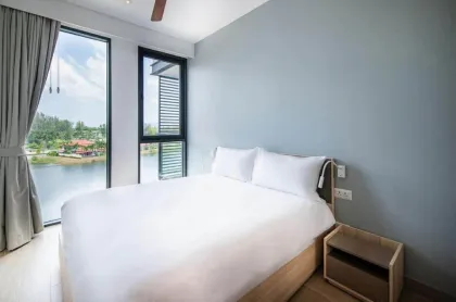 Кондо с 2 спальнями в Cassia Residences с видом на море и озеро