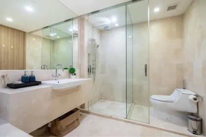 Condo de lujo con 3 habitaciones frente al mar en Baan Mai Khao en alquiler