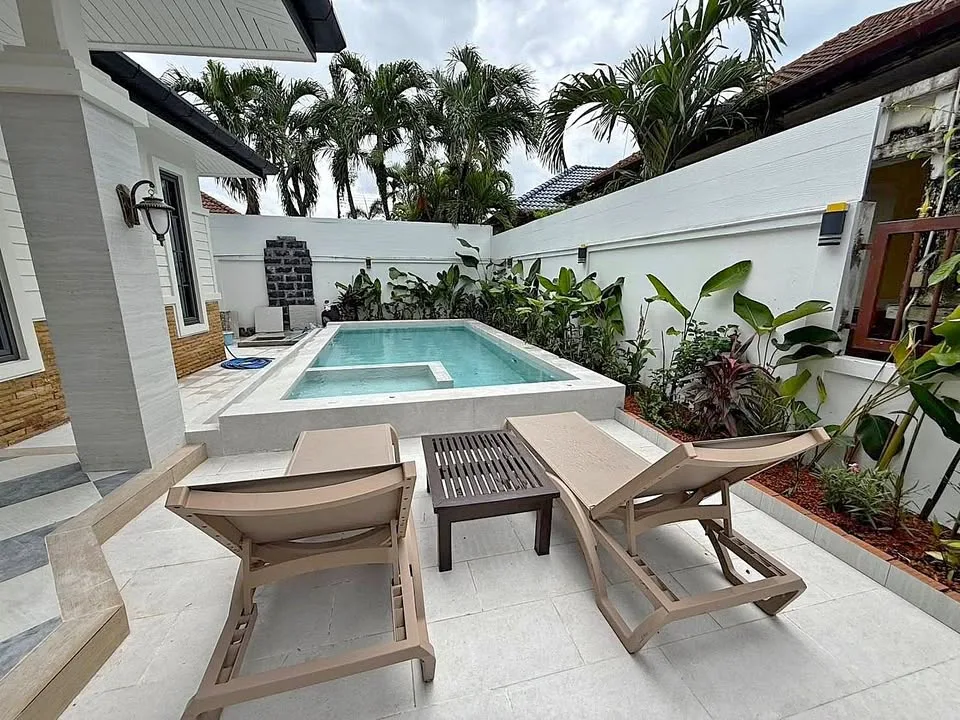 Villa renovada de 4 habitaciones con piscina en alquiler en Chalong