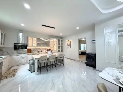 Villa renovada de 4 habitaciones con piscina en alquiler en Chalong