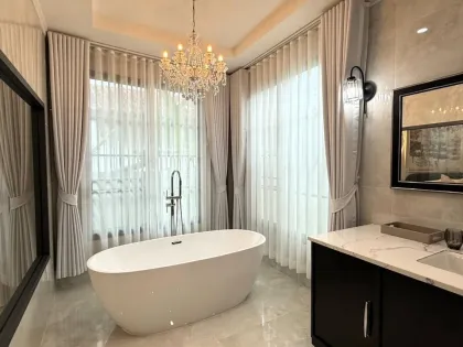 Villa renovada de 4 habitaciones con piscina en alquiler en Chalong