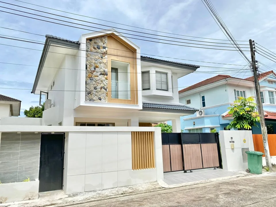 Family Villa with 3 Bedrooms and 4 Bathrooms for Rent in Chalong