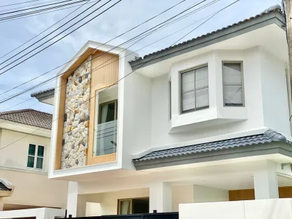 Family Villa with 3 Bedrooms and 4 Bathrooms for Rent in Chalong