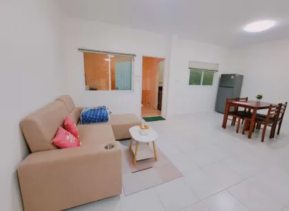 Maison en rangée rénovée 3 chambres à Baan Chanakan Naka, Phuket Town