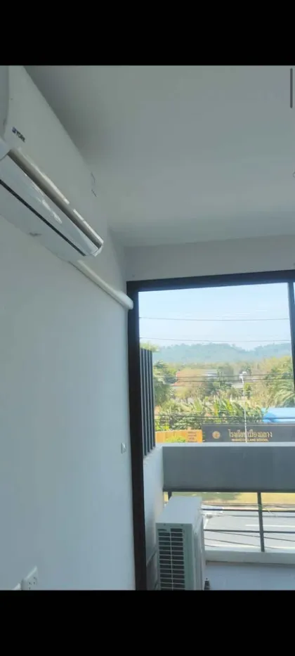 Bâtiment Commercial de 3 Étages avec 2 Chambres et 4 Salles de Bain à Louer à Thalang