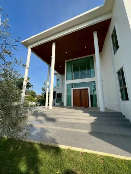 Spacious 3-Bedroom Villa with High Ceilings in Kathu, Phuket