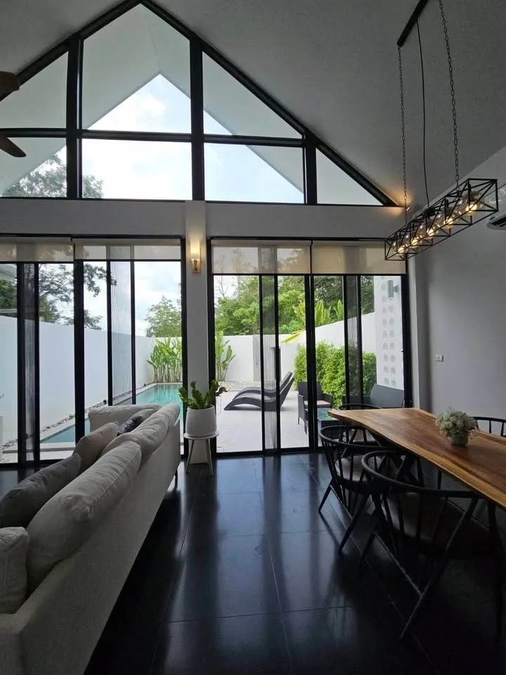 Villa Moderne avec Piscine à Louer à Baan Para, Phuket