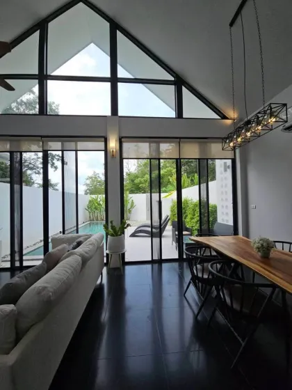 Villa Moderne avec Piscine à Louer à Baan Para, Phuket