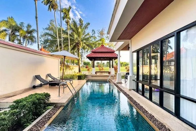 Двухэтажная вилла с 4 спальнями и приватным бассейном в Laguna Fairway