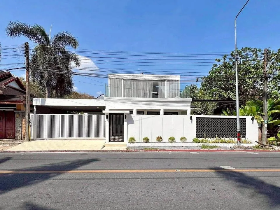 Villa de 4 habitaciones y 4 baños en alquiler en Charoensuk, Phuket