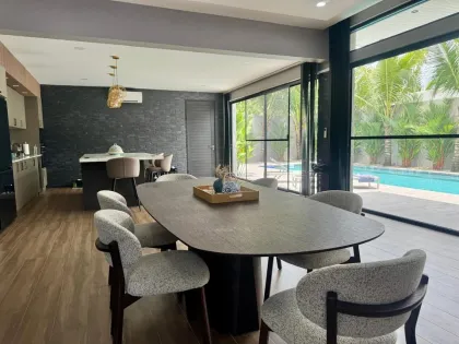 Villa 3 Chambres avec Piscine à Louer à Chalong