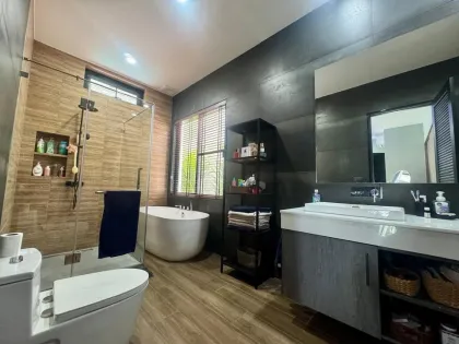 Villa 3 Chambres avec Piscine à Louer à Chalong