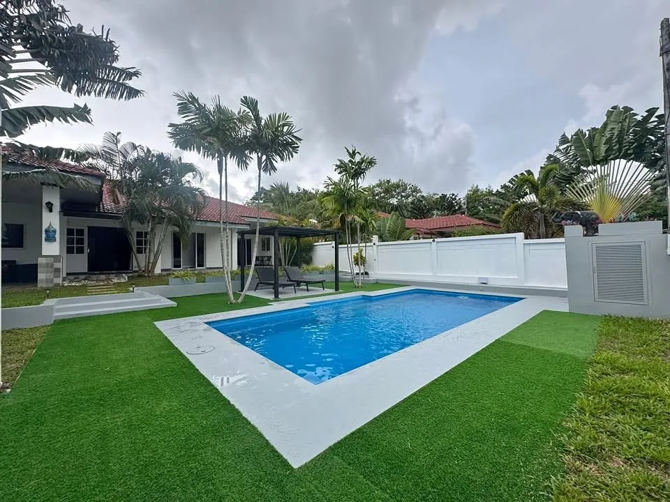 Villa con piscina de 3 dormitorios en tranquilo Nai Harn