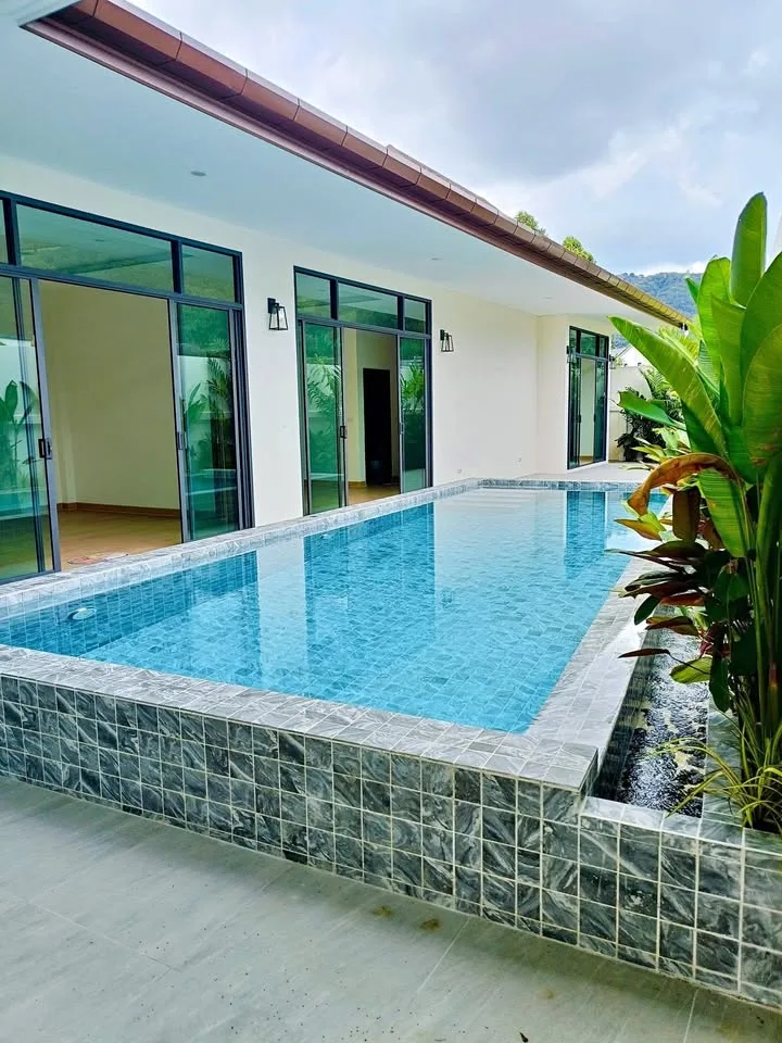 Villa nueva con piscina privada de 3 dormitorios en alquiler en Chalong