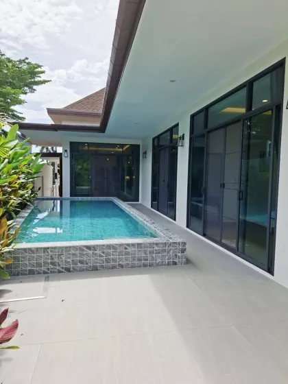 Villa nueva con piscina privada de 3 dormitorios en alquiler en Chalong