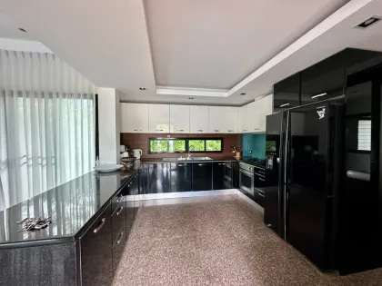 Villa de 3 habitaciones con piscina privada en alquiler en Surin