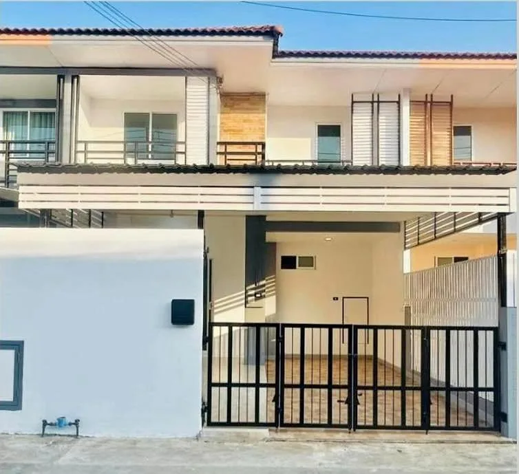 4 Beds 2 Baths Spacious Townhome for Rent