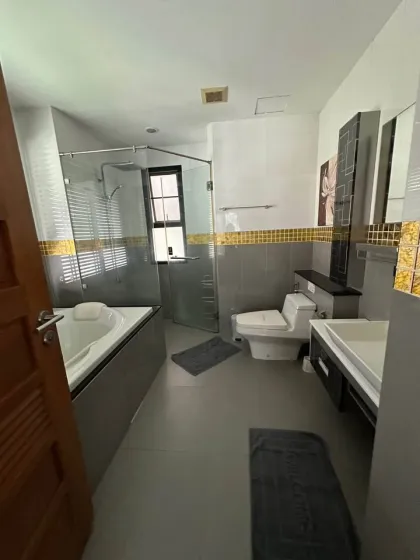 Просторная квартира 1 спальня 2 санузла в аренду в Chalong Miracle Lakeview, Пхукет