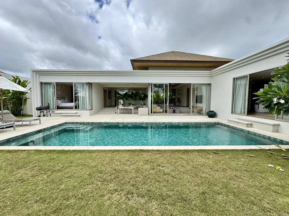 Villa de estilo balinés con 4 dormitorios y piscina en alquiler en Cherng Talay, Bang Tao