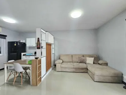 Casa adosada con 3 dormitorios y 2 baños en alquiler en Habitown Koh Kaew, Thalang