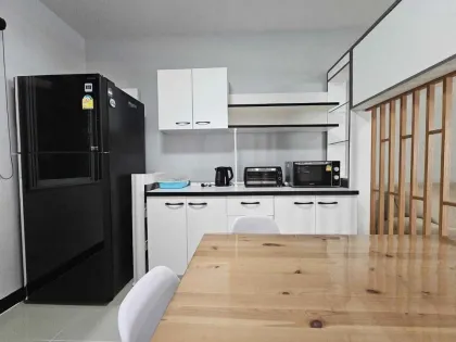 Casa adosada con 3 dormitorios y 2 baños en alquiler en Habitown Koh Kaew, Thalang