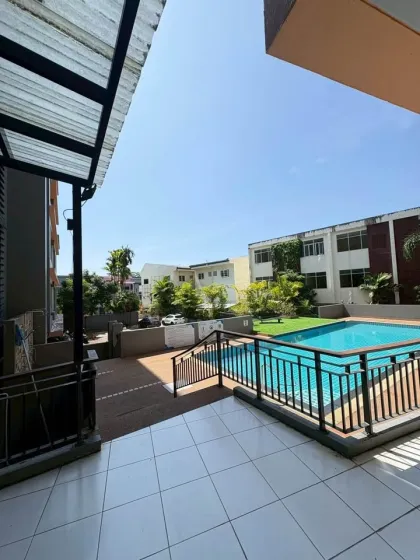 Apartamento de 1 dormitorio con vista a la piscina en alquiler en The Clover, Chalong