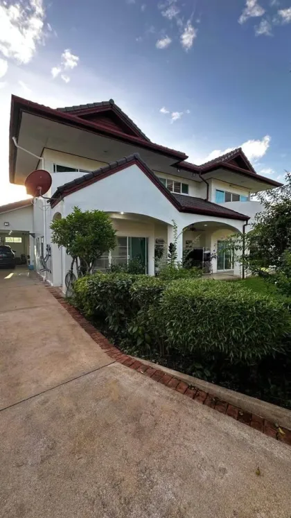 Casa espaciosa de 4 habitaciones en alquiler en Chalong cerca de BCIS