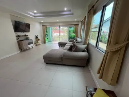 Casa espaciosa de 4 habitaciones en alquiler en Chalong cerca de BCIS