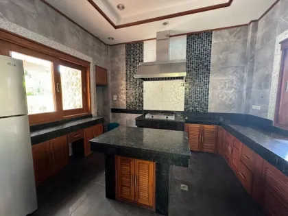 5-Bedroom Villa with Private Salt Water Pool in Chalong