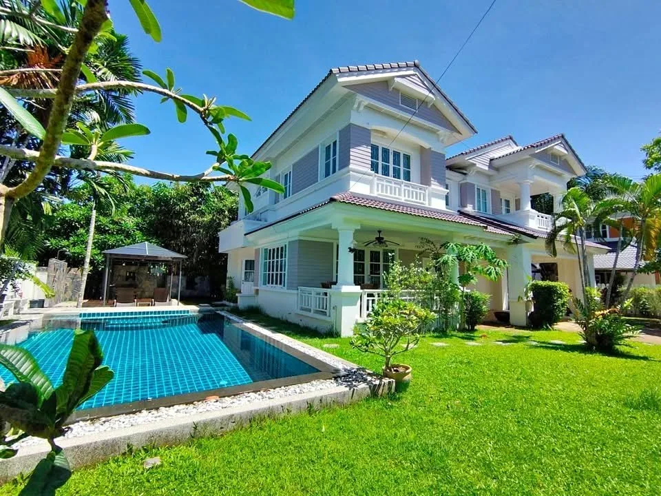 Villa Moderne 5 Chambres avec Piscine à Louer à Chalong