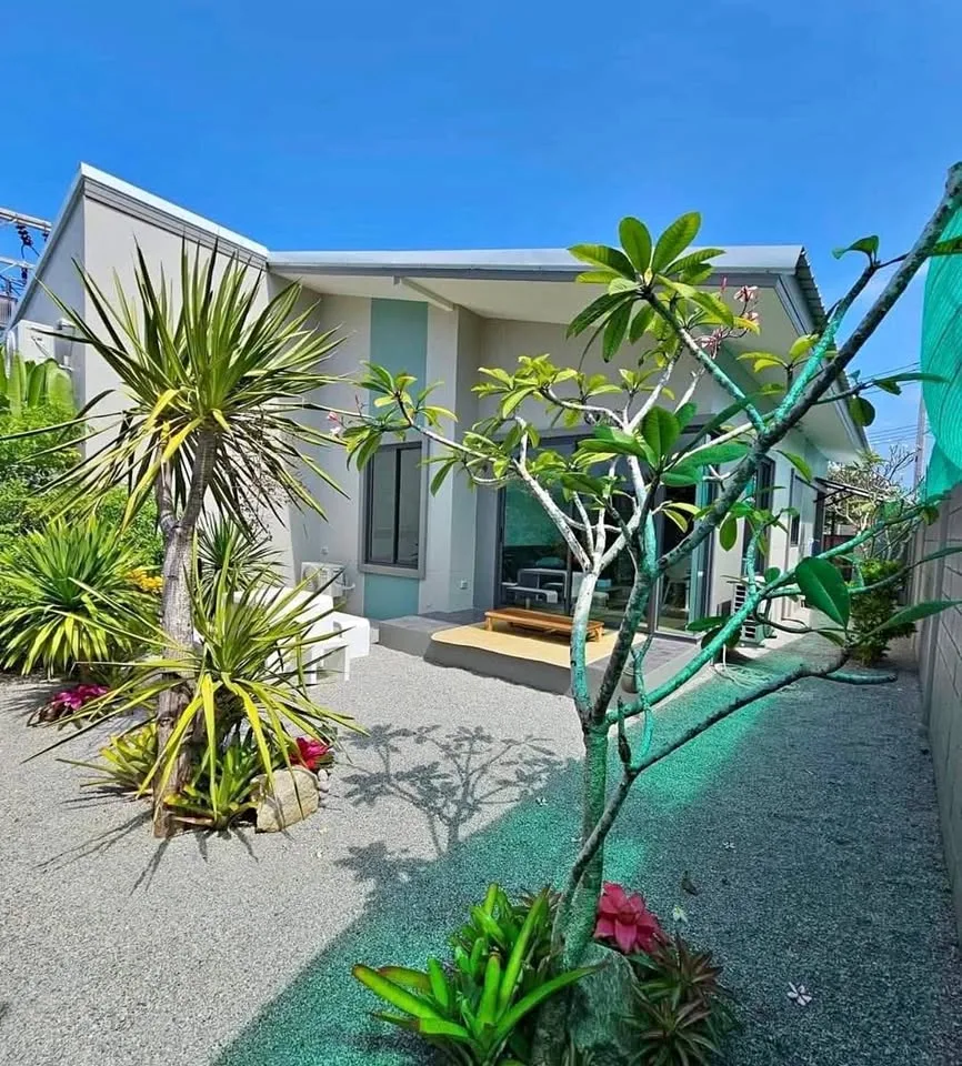 Maison à louer 2 chambres, 2 salles de bain dans jardin privé