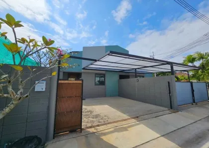 Maison à louer 2 chambres, 2 salles de bain dans jardin privé