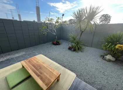 Maison à louer 2 chambres, 2 salles de bain dans jardin privé