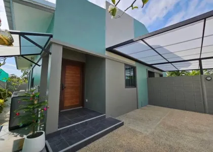 Maison à louer 2 chambres, 2 salles de bain dans jardin privé