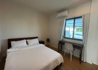 Maison à louer 2 chambres, 2 salles de bain dans jardin privé