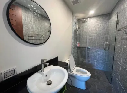 Maison à louer 2 chambres, 2 salles de bain dans jardin privé