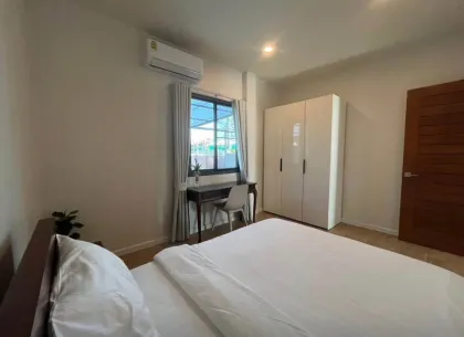 Maison à louer 2 chambres, 2 salles de bain dans jardin privé