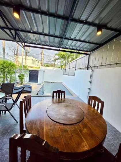 Villa de 3 habitaciones con piscina privada en alquiler en Thalang