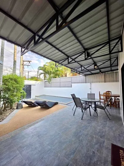 Villa de 3 habitaciones con piscina privada en alquiler en Thalang