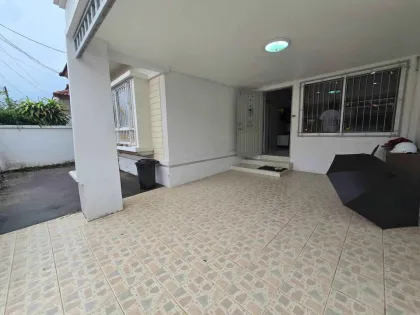Villa de 3 habitaciones y 3 baños en alquiler cerca del Hospital Debuk, Phuket Town