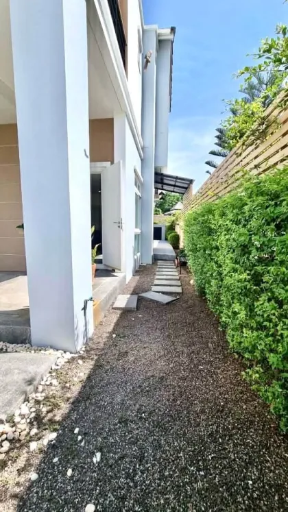 Private Poolvilla mit Blick auf den Großen Buddha in Chalong