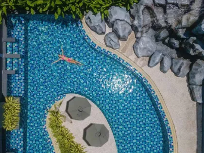 Apartamento Loft Moderno de 1 Habitación en Utopia Naiharn Rawai