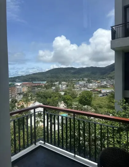 Ático de 2 habitaciones con balcón y vista al mar en Kamala
