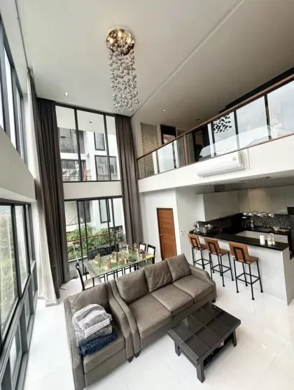Ático de 2 habitaciones con balcón y vista al mar en Kamala