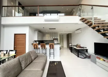 Ático de 2 habitaciones con balcón y vista al mar en Kamala