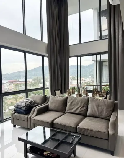 Ático de 2 habitaciones con balcón y vista al mar en Kamala