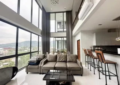 Ático de 2 habitaciones con balcón y vista al mar en Kamala