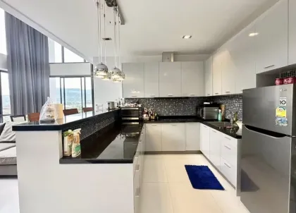 Ático de 2 habitaciones con balcón y vista al mar en Kamala