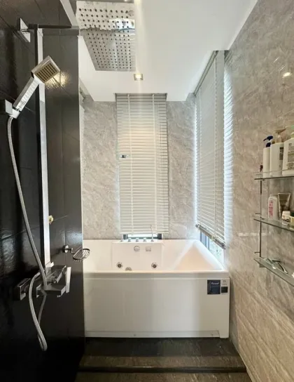 Ático de 2 habitaciones con balcón y vista al mar en Kamala