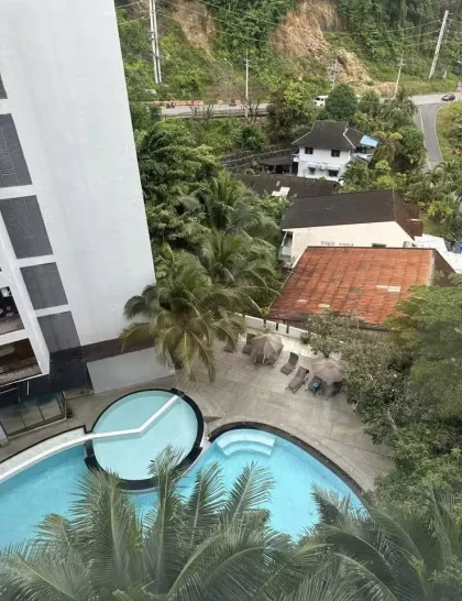Ático de 2 habitaciones con balcón y vista al mar en Kamala